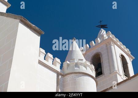 Detail der weiß getünchten Fassade der St. Francis Kirche in Evora. Portugal Stockfoto