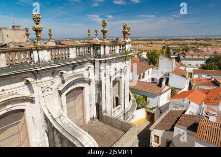 Das Dach/der Balkon der Kathedrale von Evora mit Blick auf die Stadt und die Umgebung von Evora. Portugal. Stockfoto