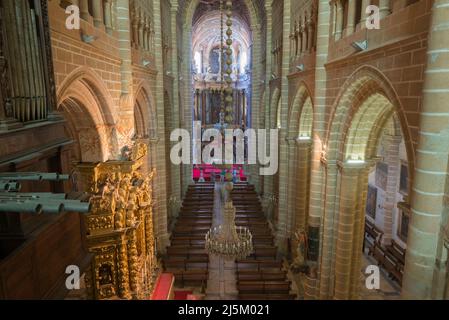 Blick auf das Mittelschiff der Kathedrale von Évora. Im Hintergrund befindet sich die barocke Hauptkapelle. Portugal. Stockfoto