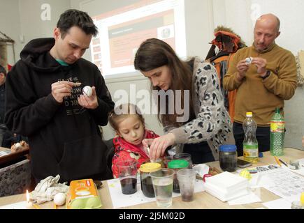 Non Exclusive: DNIPRO, UKRAINE - 21. APRIL 2022 - Meisterkurs zur Herstellung von Pysankas (ukrainische Ostereier) für die Kinder von innerer Displac Stockfoto