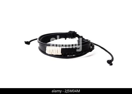 Schwarzes Lederarmband isoliert auf weißem Hintergrund Stockfoto