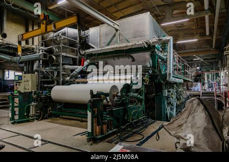 Altpapier-Recycling-Anlage. Maschine für die Produktion von Papierrollen Stockfoto