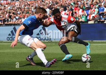 ROTTERDAM - (lr) Hidde ter Avest vom FC Utrecht, Tyrell Malacia von Feyenoord während des niederländischen Eredivisie-Spiels zwischen Feyenoord und dem FC Utrecht am 24. April 2022 im Stadion de Kuip in Rotterdam, Niederlande. ANP PIETER STAM DE YOUNG Stockfoto