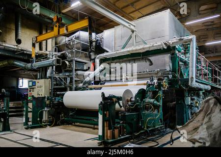 Altpapier-Recycling-Anlage. Maschine für die Produktion von Papierrollen Stockfoto