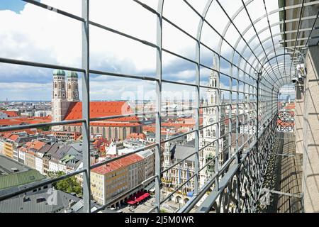 Blick auf den Dom und das neue Rathaus der münchner Stadt in deutschland vom Aussichtspunkt mit dem Schutzzaun Stockfoto