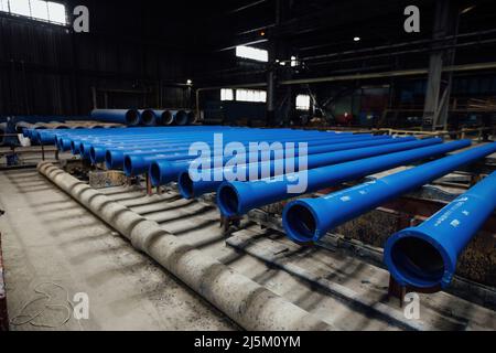 Neue Gussrohre für den Rohrleitungsbau im Lager Stockfoto