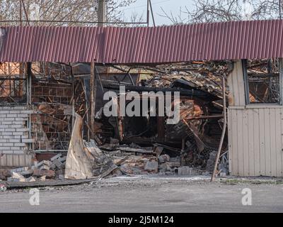 Verbrannte und zerstörte militärische Ausrüstung in der Ukraine. Russische BMP wurde von der ukrainischen Armee verbrannt. Zerbrochene Panzer und Kampffahrzeuge der russischen Invasoren im Dorf Borodyanka, Region Kiew, Ukraine. Stockfoto