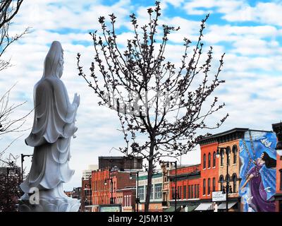 Syracuse, New York, USA. 23. April 2022. Blick vom Gelände des Ngoc Duyen Buddhist Temple im historischen nordseitigen Viertel Syracuse lo Stockfoto