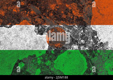 Niger-Flagge auf einer beschädigten alten Betonwand Stockfoto