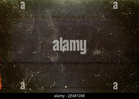Dunkler zerkratzter Grunge-Hintergrund, alter Film, Platz für Text oder Bild, staubige Textur Stockfoto