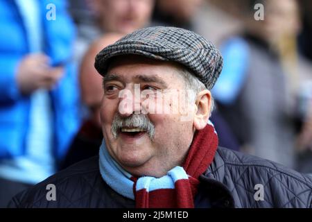 Burnley, Großbritannien. 24. April 2022. Ein Burnley-Fan beim Premier League-Spiel zwischen Burnley und Wolverhampton Wanderers am 24. 2022. April im Turf Moor in Burnley, England. (Foto von Tony Taylor/phcimages.com) Quelle: PHC Images/Alamy Live News Stockfoto