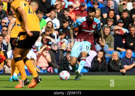 Burnley, Großbritannien. 24. April 2022. Dwight McNeil von Burnley beim Premier League-Spiel zwischen Burnley und Wolverhampton Wanderers am 24. 2022. April in Turf Moor in Burnley, England. (Foto von Tony Taylor/phcimages.com) Quelle: PHC Images/Alamy Live News Stockfoto