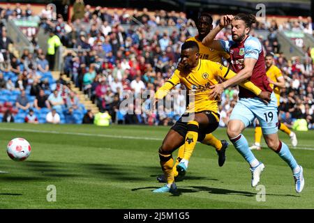 Burnley, Großbritannien. 24. April 2022. Jay Rodriguez aus Burnley beim Premier League-Spiel zwischen Burnley und Wolverhampton Wanderers am 24. 2022. April im Turf Moor in Burnley, England. (Foto von Tony Taylor/phcimages.com) Quelle: PHC Images/Alamy Live News Stockfoto