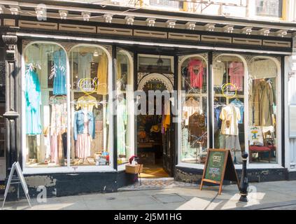 Circle Vintage. Ein Vintage-Bekleidungsgeschäft in der Saddler Street in Durham City, Co. Durham, England, Großbritannien Stockfoto