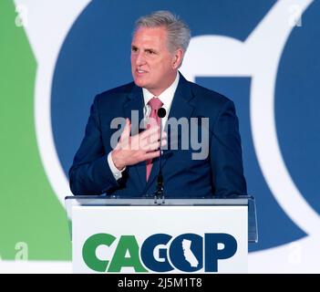 Anaheim, Kalifornien, USA. 23. April 2022. Kevin MCCARTHY (R-CA), Vorsitzender der US-amerikanischen Minderheit, spricht auf der kalifornischen Republikanischen Parteiversammlung im Anaheim Marriott. (Kreditbild: © Brian Cahn/ZUMA Press Wire) Stockfoto