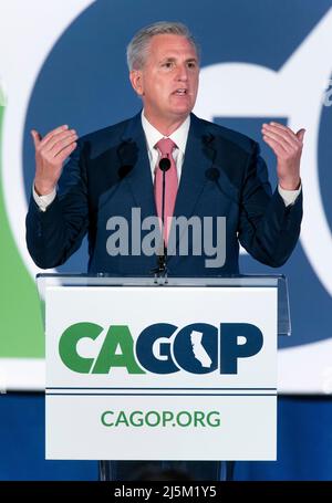 Anaheim, Kalifornien, USA. 23. April 2022. Kevin MCCARTHY (R-CA), Vorsitzender der US-amerikanischen Minderheit, spricht auf der kalifornischen Republikanischen Parteiversammlung im Anaheim Marriott. (Kreditbild: © Brian Cahn/ZUMA Press Wire) Stockfoto