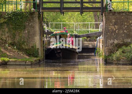 Schmale Boot auf Loxwood Kanal, zachariah keppel fünfzig Fuß lange acht Tonnen Wey und arun Kanal Vertrauen Passagierschiff in grün und schwarz vorbei an einem Schloss Stockfoto