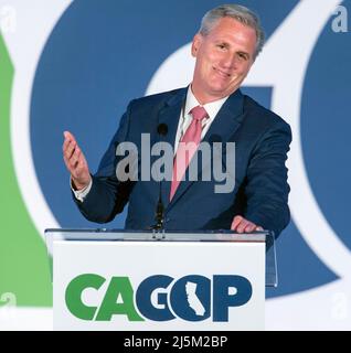 Anaheim, Kalifornien, USA. 23. April 2022. Kevin MCCARTHY (R-CA), Vorsitzender der US-amerikanischen Minderheit, spricht auf der kalifornischen Republikanischen Parteiversammlung im Anaheim Marriott. (Kreditbild: © Brian Cahn/ZUMA Press Wire) Stockfoto