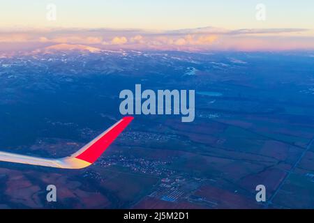 Sonnenuntergang über dem Sofia-Tal und den Balkangebirgen in Bulgarien vom Flugzeug aus gesehen, Dezember 2021 Stockfoto