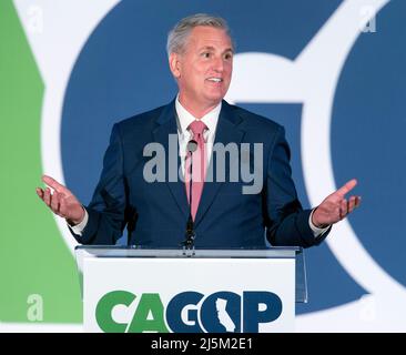 Anaheim, Kalifornien, USA. 23. April 2022. Kevin MCCARTHY (R-CA), Vorsitzender der US-amerikanischen Minderheit, spricht auf der kalifornischen Republikanischen Parteiversammlung im Anaheim Marriott. (Kreditbild: © Brian Cahn/ZUMA Press Wire) Stockfoto