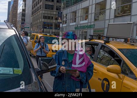 New York, Usa. 23. April 2022. Der Aktivist von Extinction Rebellion New York City (XR-NYC) verteilt an der 6. Avenue in New York City Flugblätter an Fahrer. Nach Abschluss des jährlichen Marsches für Science NYC schlossen sich Aktivisten des Extinction Rebellion New York City (XR-NYC) an und blockierten den Verkehr entlang der 6. Avenue als Akt zivilen Ungehorsams und 22 Menschen wurden wegen unordnungsgemäßer Polizeiführung verhaftet. Kredit: SOPA Images Limited/Alamy Live Nachrichten Stockfoto