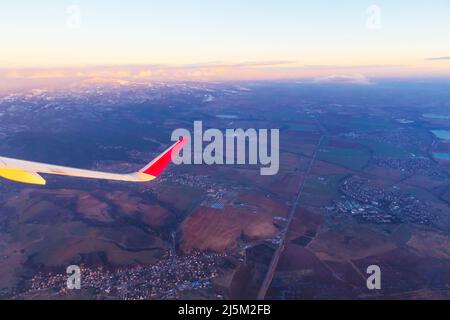 Sonnenuntergang über dem Sofia-Tal und den Balkangebirgen in Bulgarien vom Flugzeug aus gesehen, Dezember 2021 Stockfoto