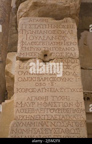 Griechische Inschrift auf Granitblock bei den antiken Ruinen von Ephesus, Türkei. Stockfoto