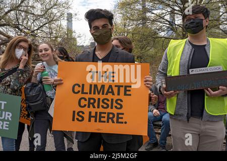 Der Aktivist hält ein Plakat mit der Aufschrift „die Klimakrise ist da“, während sich die Teilnehmer zum Marsch für Science NYC in New York City versammeln. Mehr als 200 Demonstranten und Aktivisten versammeln sich und marschieren durch die Straßen von Midtown Manhattan zum jährlichen March for Science, der weltweit größten Basisgemeinschaft von Wissenschaftsbefürwortern, die sich für eine nachhaltigere und gerechtigere Zukunft organisiert. Aufgrund der COVID-19-Pandemie in den letzten zwei Jahren war der Marsch für die Wissenschaft virtuell. Der „March for Science“ findet jedes Jahr rund um die Feier des Erdtages statt. Stockfoto