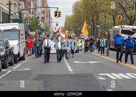 Aktivist und Teilnehmer mit Transparenten, Schildern und Flaggen marschieren während des Marsches für Science NYC in New York City entlang des Central Park West. Mehr als 200 Demonstranten und Aktivisten versammeln sich und marschieren durch die Straßen von Midtown Manhattan zum jährlichen March for Science, der weltweit größten Basisgemeinschaft von Wissenschaftsbefürwortern, die sich für eine nachhaltigere und gerechtigere Zukunft organisiert. Aufgrund der COVID-19-Pandemie in den letzten zwei Jahren war der Marsch für die Wissenschaft virtuell. Der „March for Science“ findet jedes Jahr rund um die Feier des Erdtages statt. Stockfoto