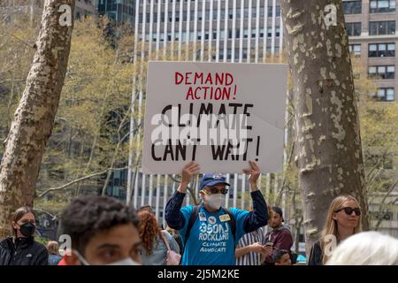 Ein Teilnehmer hält ein Plakat mit der Aussage „Handeln! Das Klima kann es kaum erwarten!“ Während des Marsches für Science NYC in New York City. Mehr als 200 Demonstranten und Aktivisten versammeln sich und marschieren durch die Straßen von Midtown Manhattan zum jährlichen March for Science, der weltweit größten Basisgemeinschaft von Wissenschaftsbefürwortern, die sich für eine nachhaltigere und gerechtigere Zukunft organisiert. Aufgrund der COVID-19-Pandemie in den letzten zwei Jahren war der Marsch für die Wissenschaft virtuell. Der „March for Science“ findet jedes Jahr rund um die Feier des Erdtages statt. Stockfoto