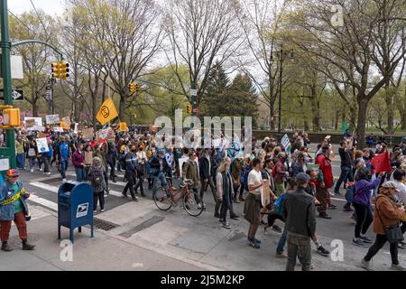 Aktivist und Teilnehmer mit Transparenten, Schildern und Flaggen marschieren während des Marsches für Science NYC in New York City entlang des Central Park West. Mehr als 200 Demonstranten und Aktivisten versammeln sich und marschieren durch die Straßen von Midtown Manhattan zum jährlichen March for Science, der weltweit größten Basisgemeinschaft von Wissenschaftsbefürwortern, die sich für eine nachhaltigere und gerechtigere Zukunft organisiert. Aufgrund der COVID-19-Pandemie in den letzten zwei Jahren war der Marsch für die Wissenschaft virtuell. Der „March for Science“ findet jedes Jahr rund um die Feier des Erdtages statt. Stockfoto