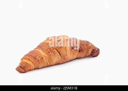 Frisch gebackenes Croissant auf hellem Hintergrund Stockfoto