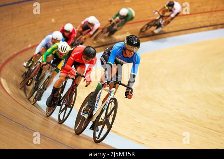 Glasgow, Großbritannien. 24. April 2022. Am vierten und letzten Tag des UCI Track Nations Cups, der im Emirates Stadium, auch bekannt als Chris Hoy Velodrome, Glasgow, ausgetragen wird, ist ein internationales Feld von männlichen und weiblichen Wettbewerbern, das ebenfalls an allen Aspekten der Radsportwettkämpfe beteiligt ist, darunter Women's Keiran, Men's Omnium, Damen Madison und Herren Sprint. Kredit: Findlay/Alamy Live Nachrichten Stockfoto