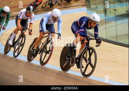 Glasgow, Großbritannien. 24. April 2022. Am vierten und letzten Tag des UCI Track Nations Cups, der im Emirates Stadium, auch bekannt als Chris Hoy Velodrome, Glasgow, ausgetragen wird, ist ein internationales Feld von männlichen und weiblichen Wettbewerbern, das ebenfalls an allen Aspekten der Radsportwettkämpfe beteiligt ist, darunter Women's Keiran, Men's Omnium, Damen Madison und Herren Sprint. Kredit: Findlay/Alamy Live Nachrichten Stockfoto