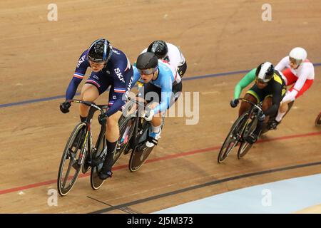 Glasgow, Großbritannien. 24. April 2022. Am vierten und letzten Tag des UCI Track Nations Cups, der im Emirates Stadium, auch bekannt als Chris Hoy Velodrome, Glasgow, ausgetragen wird, ist ein internationales Feld von männlichen und weiblichen Wettbewerbern, das ebenfalls an allen Aspekten der Radsportwettkämpfe beteiligt ist, darunter Women's Keiran, Men's Omnium, Damen Madison und Herren Sprint. Kredit: Findlay/Alamy Live Nachrichten Stockfoto