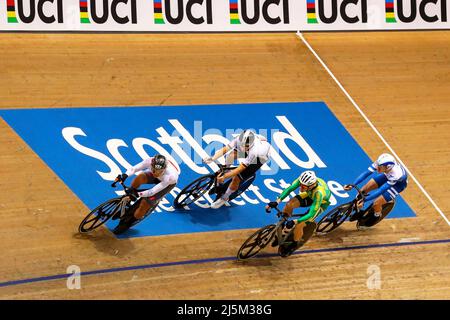 Glasgow, Großbritannien. 24. April 2022. Am vierten und letzten Tag des UCI Track Nations Cups, der im Emirates Stadium, auch bekannt als Chris Hoy Velodrome, Glasgow, ausgetragen wird, ist ein internationales Feld von männlichen und weiblichen Wettbewerbern, das ebenfalls an allen Aspekten der Radsportwettkämpfe beteiligt ist, darunter Women's Keiran, Men's Omnium, Damen Madison und Herren Sprint. Kredit: Findlay/Alamy Live Nachrichten Stockfoto