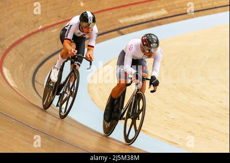 Glasgow, Großbritannien. 24. April 2022. Am vierten und letzten Tag des UCI Track Nations Cups, der im Emirates Stadium, auch bekannt als Chris Hoy Velodrome, Glasgow, ausgetragen wird, ist ein internationales Feld von männlichen und weiblichen Wettbewerbern, das ebenfalls an allen Aspekten der Radsportwettkämpfe beteiligt ist, darunter Women's Keiran, Men's Omnium, Damen Madison und Herren Sprint. Kredit: Findlay/Alamy Live Nachrichten Stockfoto