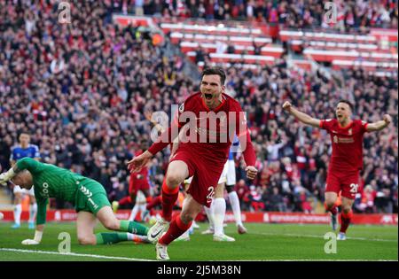 Der Liverpooler Andrew Robertson feiert das erste Tor seiner Seite während des Spiels in der Premier League in Anfield, Liverpool. Bilddatum: Sonntag, 24. April 2022. Stockfoto