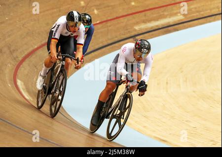 Glasgow, Großbritannien. 24. April 2022. Am vierten und letzten Tag des UCI Track Nations Cups, der im Emirates Stadium, auch bekannt als Chris Hoy Velodrome, Glasgow, ausgetragen wird, ist ein internationales Feld von männlichen und weiblichen Wettbewerbern, das ebenfalls an allen Aspekten der Radsportwettkämpfe beteiligt ist, darunter Women's Keiran, Men's Omnium, Damen Madison und Herren Sprint. Kredit: Findlay/Alamy Live Nachrichten Stockfoto