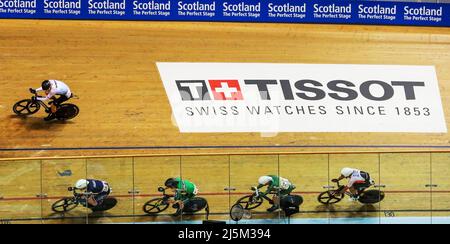 Glasgow, Großbritannien. 24. April 2022. Am vierten und letzten Tag des UCI Track Nations Cups, der im Emirates Stadium, auch bekannt als Chris Hoy Velodrome, Glasgow, ausgetragen wird, ist ein internationales Feld von männlichen und weiblichen Wettbewerbern, das ebenfalls an allen Aspekten der Radsportwettkämpfe beteiligt ist, darunter Women's Keiran, Men's Omnium, Damen Madison und Herren Sprint. Kredit: Findlay/Alamy Live Nachrichten Stockfoto