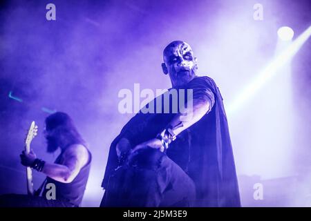 Oslo, Norwegen. 17., April 2022. Die norwegische Black Metal Band Taake spielt im Rahmen des Festivals Inferno Metal Festival 2022 in Oslo ein Live-Konzert im Rockefeller. Hier ist Sänger Hoest live auf der Bühne zu sehen. (Foto: Gonzales Photo - Terje Dokken). Stockfoto