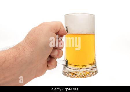 Männliche Hand mit einem erfrischenden Becher Bier Stockfoto