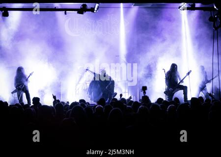 Oslo, Norwegen. 17., April 2022. Die norwegische Black Metal Band Taake spielt im Rahmen des Festivals Inferno Metal Festival 2022 in Oslo ein Live-Konzert im Rockefeller. Hier ist Sänger Hoest live auf der Bühne mit dem Rest der Band zu sehen. (Foto: Gonzales Photo - Terje Dokken). Stockfoto