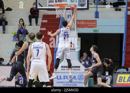 PalaRadi, Cremona, Italien, 24. April 2022, Christian Burns (Germani Brescia) während der Vanoli Basket Cremona gegen Germani Brescia - Italienische Basketball A Serie Championship Stockfoto