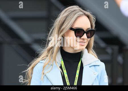 Imola, Italien. 24.. April 2022; Imola, Emilia Romagna, Italien. F1 großer Preis von Italien, Renntag: Esteban Ocons Freundin Elena Berri Credit: Action Plus Sports Images/Alamy Live News Stockfoto