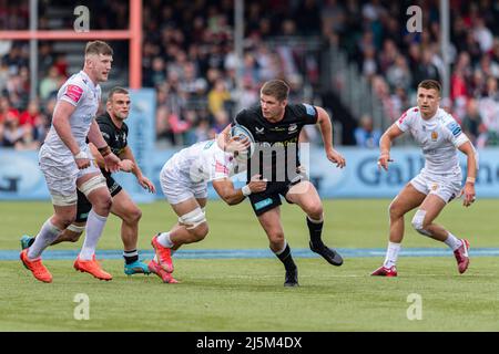 LONDON, GROSSBRITANNIEN. 24., 2022. April. Owen Farrell aus Saracens (Capt.) wird während des Gallagher Premiership Rugby-Spiels zwischen Saracens und Exeter Chiefs am Sonntag, den 24. April 2022, im StoneX Stadium angegangen. LONDON, ENGLAND. Kredit: Taka G Wu/Alamy Live Nachrichten Stockfoto