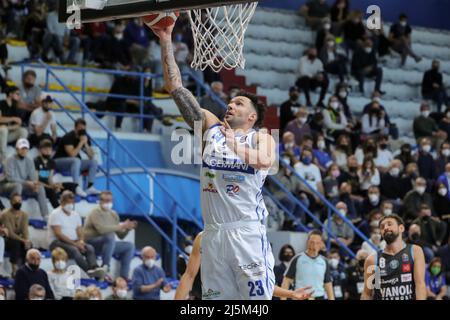 PalaRadi, Cremona, Italien, 24. April 2022, Christian Burns (Germani Brescia) während der Vanoli Basket Cremona gegen Germani Brescia - Italienische Basketball A Serie Championship Stockfoto