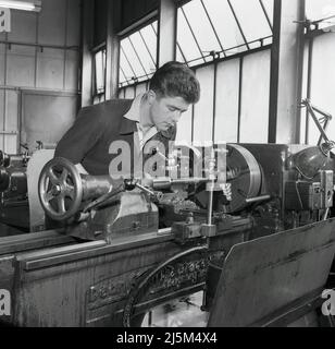1950s, historisch, in der Stahlfabrik Abbey Works, ein junger Ingenieur, der an einer Industriedrehmaschine arbeitet. Diese raffinierte Werkzeugmaschine wurde von Dean, Smith & Grace, einem britischen Hersteller, der 1865 gegründet wurde und seinen Sitz in Keighley, West Yorkshire hat, hergestellt. Stockfoto