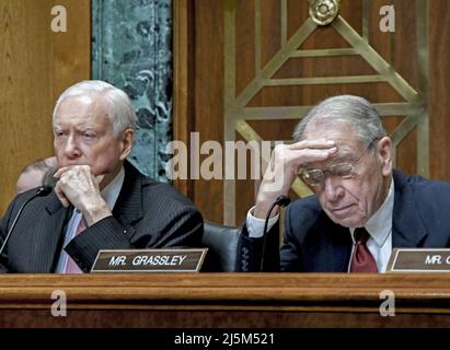 WASHINGTON, DC., USA, JANUAR 19. 2017 die republikanischen Senatoren Orin Hatch aus Utah (L) und Chuck Grassley aus Iowa hören sich die Antworten von Steven Mnuchin während seines Auftritts vor dem Finanzausschuss des Senats während seiner Bestätigungsverhandlung zum Finanzminister an. Stockfoto