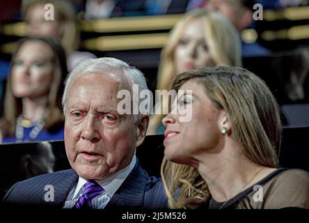 CLEVELAND, OHIO - 18. JULI 2016 Senator Orrin Hatch (R-UT) chattet mit Amber Smith (Chief Warrant Officer der US-Armee), Hubschrauberpilot und jetzt Pressesprecher der Trump-Kampagne im Familienteil der Quicken Arena-Eröffnungsnacht der Republikanischen Nationalversammlung in Cleveland Ohio Stockfoto